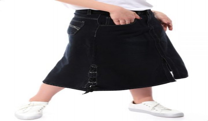 جيبة جينز ايه لاين متوسطة الطول بفتحة امامية واربطة جانبية للنساء من ريفين - اسود